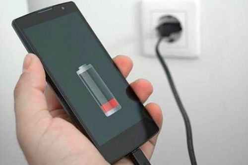Bảo Lộc: Cắm sạc pin điện thoại, 1 học sinh bị điện giật tử vong