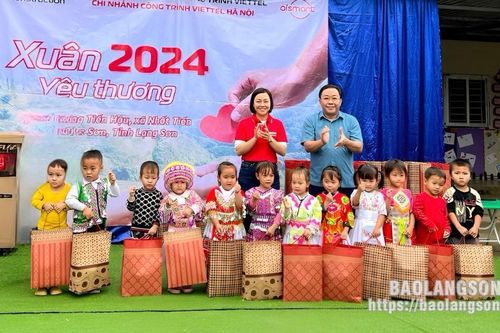 Tặng quà chương trình 'Xuân 2024 yêu thương ' cho học sinh tại xã Nhất Tiến, huyện Bắc Sơn.