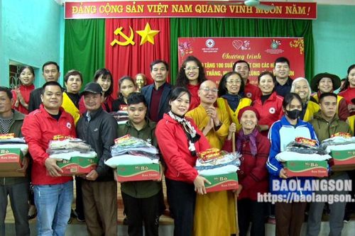 Trao tặng 100 suất quà tết cho hộ nghèo tại xã Hòa Thắng, huyện Hữu Lũng