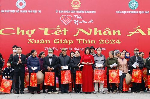 Trao 200 suất quà tại Chợ 'Tết Nhân ái' Xuân Giáp Thìn