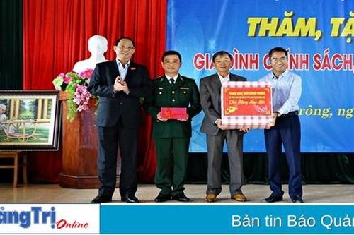 Phó Chủ tịch Quốc hội Trần Quang Phương thăm, tặng quà Tết tại huyện Đakrông