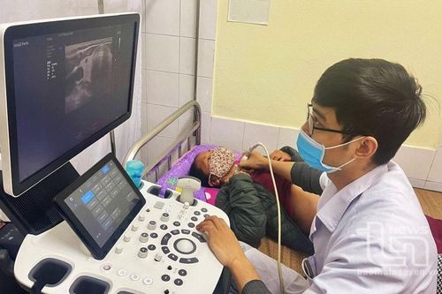 Khám bệnh, cấp thuốc miễn phí cho người nghèo, cận nghèo