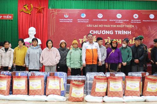 Tặng quà hộ nghèo, học sinh ở xã đặc biệt khó khăn