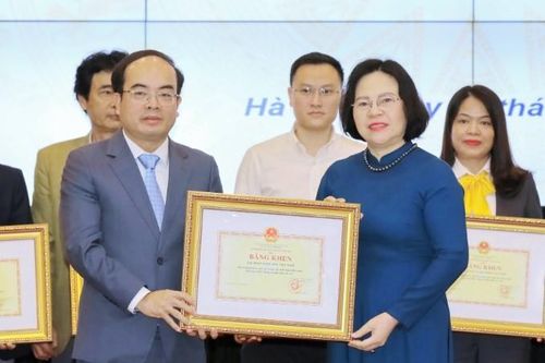 Petrolimex được vinh danh trong Chương trình 'Sóng và máy tính cho em'