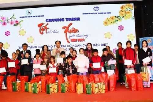 Chương trình 'Tết sẻ chia – Xuân yêu thương' năm 2024: Mang xuân ấm đến trẻ em khuyết tật