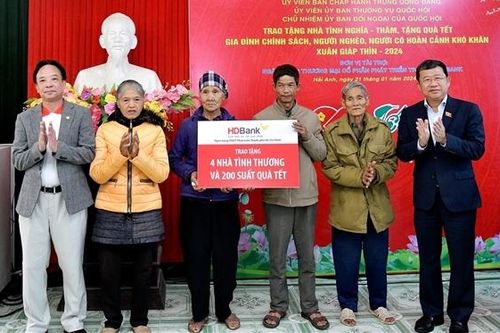 Chủ nhiệm Ủy ban Đối ngoại Vũ Hải Hà thăm, tặng quà Tết tại tỉnh Nam Định
