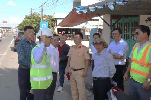 Đóng lối mở dải phân cách để ngăn ôtô phá đường dân sinh