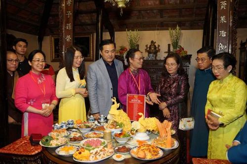 Hơn 90.000 lượt du khách trong và ngoài nước đến Lễ hội Tết Việt