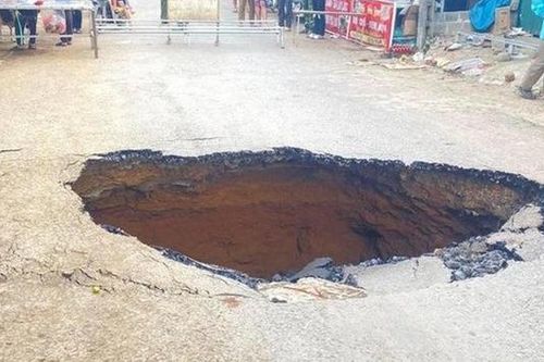 Hố 'tử thần' bất ngờ xuất hiện, 7 hộ dân ở Hòa Bình sơ tán