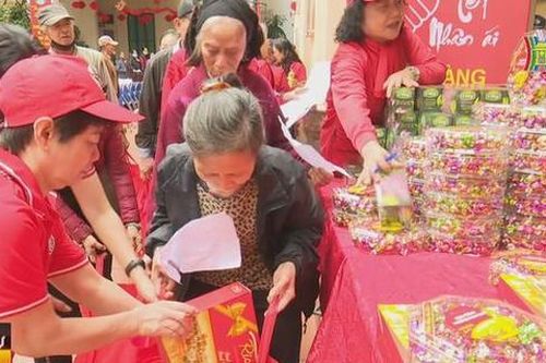 Hà Nội chăm lo Tết cho người nghèo