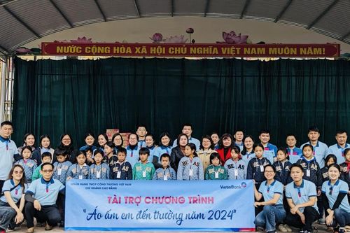 Vietinbank Cao Bằng trao tặng gần 300 suất quà cho học sinh tiểu học Phan Thanh (Nguyên Bình)