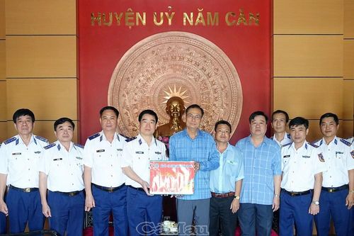 Phó bí thư Thường trực Tỉnh ủy Cà Mau tiếp Chính ủy Cảnh sát biển Việt Nam