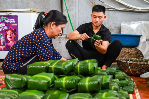Thăm ngôi làng mỗi ngày gói nghìn chiếc bánh chưng giữa Thủ đô