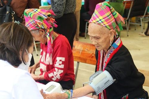 Báo Sức khỏe và Đời sống đưa 'Tết ấm vùng cao' đến với đồng bào xã biên giới Nậm Chà