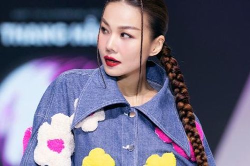 Khán giả xót xa khi Thanh Hằng bị sốt vẫn cố gắng sải bước trên sàn catwalk