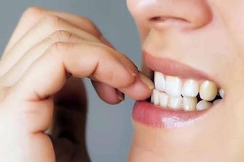 Vì sao răng bị ê buốt sau khi tẩy trắng?