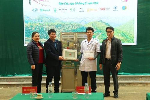 'Tết ấm vùng cao' trao tặng 11 tủ thuốc cùng quà tặng cho các trạm y tế xã vùng cao Lai Châu