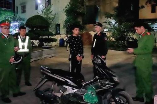 Thông chốt nồng độ cồn, nam thanh niên điều khiển xe máy đâm vào thiếu tá CSGT