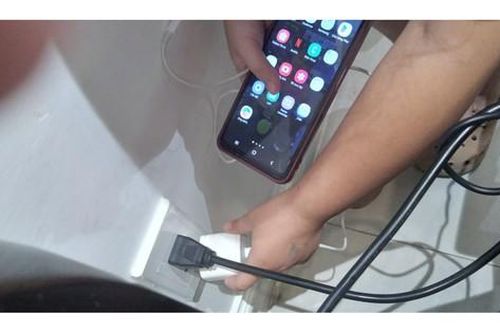 Một học sinh tiểu học tử vong khi cắm sạc pin điện thoại
