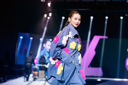 Siêu mẫu Thanh Hằng bị sốt vẫn đầy thần thái trên sàn diễn