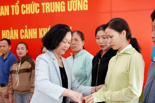 Thường trực Ban Bí thư Trương Thị Mai thăm, tặng quà cho hộ nghèo, công nhân dịp Tết