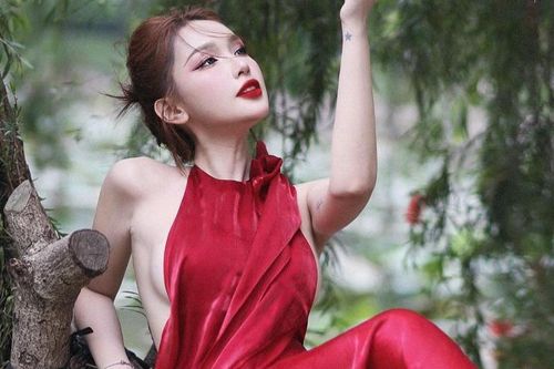 Newsfeed Rate: Mỹm Trần 'mắc bẫy' hớ hênh với yếm đào