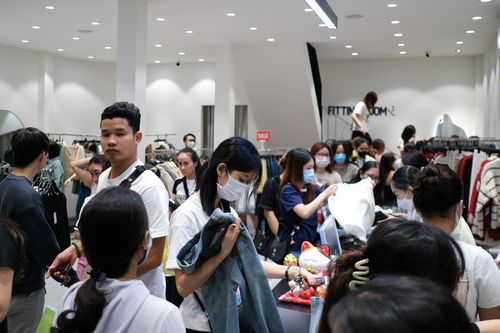 Muốn thử hàng phải bốc số khi mua sắm ở phố thời trang TP.HCM