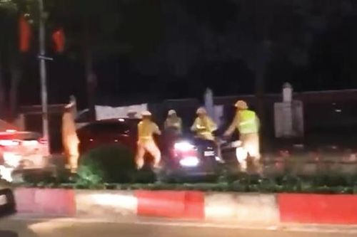 Nghệ An: Tài xế bất chấp quay đầu xe 'thông chốt' nồng độ cồn