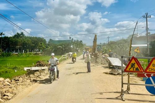 Cần chú trọng an toàn giao thông khi thi công Quốc lộ 14E