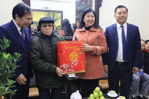Chủ tịch Mặt trận Tổ quốc Thành phố tặng quà Tết các gia đình chính sách