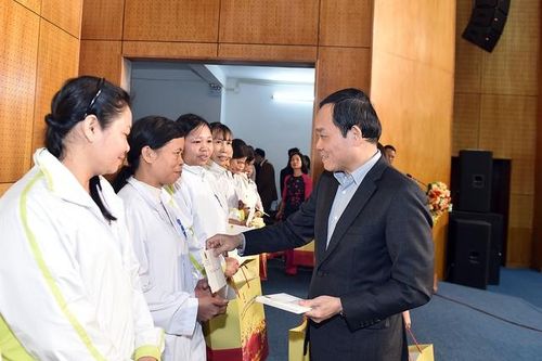 Phó Thủ tướng Trần Lưu Quang trao quà Tết tại tỉnh Hòa Bình