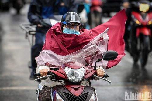 Hà Nội 12 độ C, người dân chật vật đi làm trong mưa lạnh
