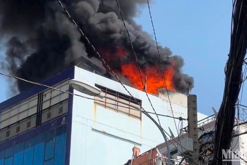 Thành phố Hồ Chí Minh: Cháy lớn trên tầng 5 tòa nhà tại quận Gò Vấp