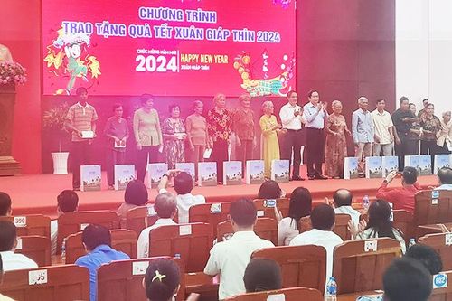 Phó Chủ tịch Thường trực Quốc hội trao quà Tết Giáp Thìn tại Hậu Giang