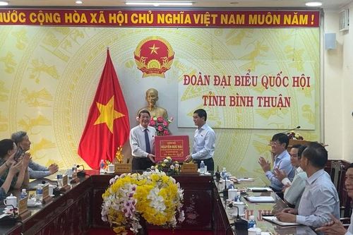 Phó Chủ tịch Quốc hội Nguyễn Đức Hải thăm, tặng quà cho ngư dân bị cháy tàu tỉnh Bình Thuận