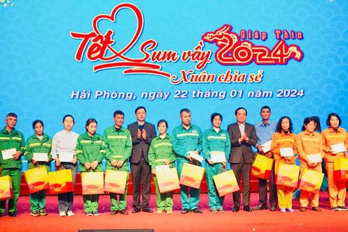 Phó Thủ tướng Trần Lưu Quang trao quà Tết tại thành phố Hải Phòng