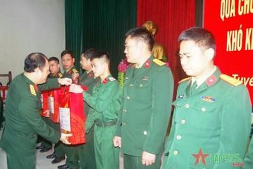 Tặng quà quân nhân, gia đình quân nhân có hoàn cảnh khó khăn nhân dịp Tết