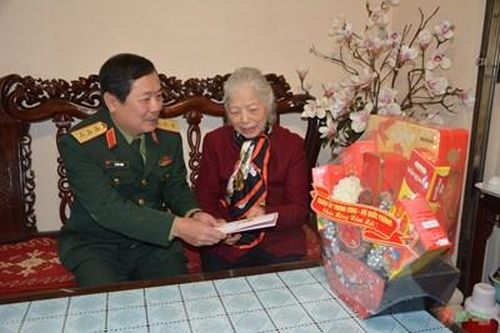 Thượng tướng Lê Huy Vịnh thăm, tặng quà các đồng chí nguyên Thứ trưởng Bộ Quốc phòng