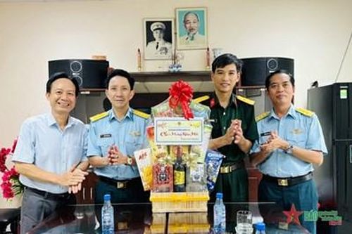 Sư đoàn 370 tổ chức thăm, chúc Tết các cơ quan, đơn vị