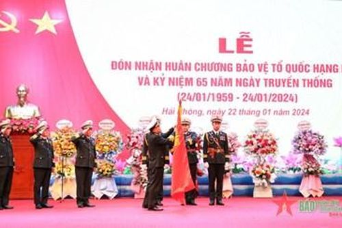 Cục Chính trị Hải quân đón nhận Huân chương Bảo vệ Tổ quốc hạng Nhì