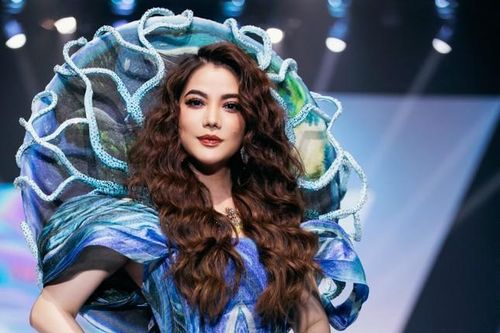 'Mỹ nhân màn ảnh' đình đám một thời Trương Ngọc Ánh có lần hiếm hoi sải bước trên sàn diễn, làm ai cũng bất ngờ