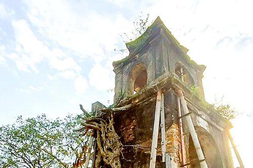Hà Tĩnh: Cổng đền cổ hơn 200 năm tuổi đã được nâng cao 1,2m