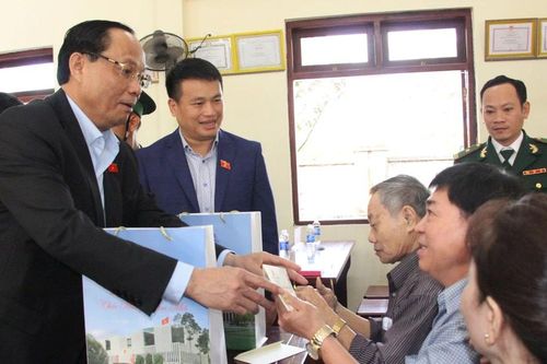 Phó Chủ tịch Quốc hội thăm, chúc Tết cán bộ, chiến sĩ và gia đình chính sách tại Quảng Ngãi