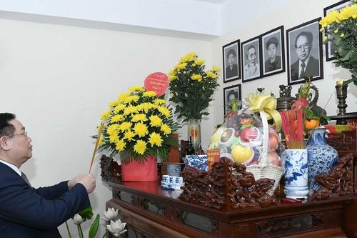 Chủ tịch Quốc hội Vương Đình Huệ thăm, chúc tết gia đình các nguyên Chủ tịch Quốc hội