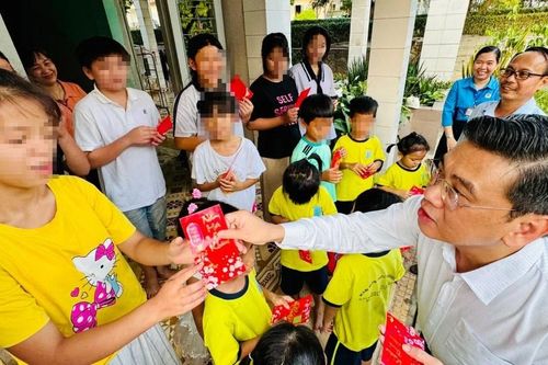 Phó Chủ tịch UBND TPHCM Nguyễn Văn Dũng thăm, chúc tết các đơn vị