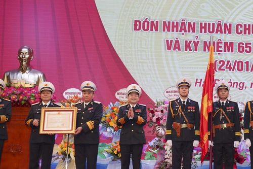 Cục Chính trị Hải quân đón nhận Huân chương Bảo vệ Tổ quốc hạng Nhì