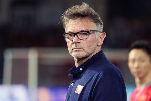 Báo Trung Quốc lo cho HLV Troussier