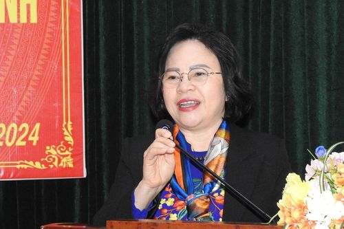Thứ trưởng Ngô Thị Minh trao máy tính cho học sinh Quảng Ninh