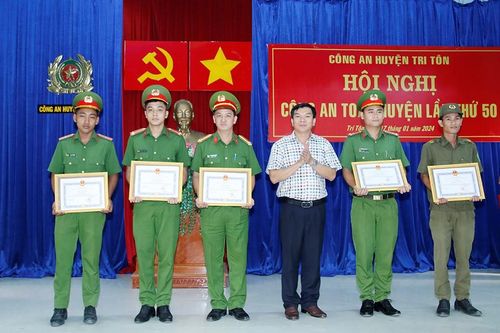 Khen thưởng đột xuất lực lượng công an truy bắt nhanh kẻ cướp xe ôm