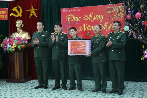Đại tướng Lương Cường kiểm tra, chúc Tết tại Đồn Biên phòng cửa khẩu quốc tế Thanh Thủy